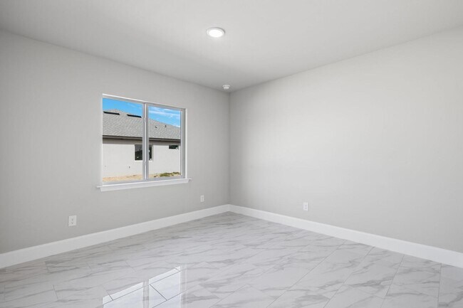 Building Photo - 2213 Kenneth Ave S