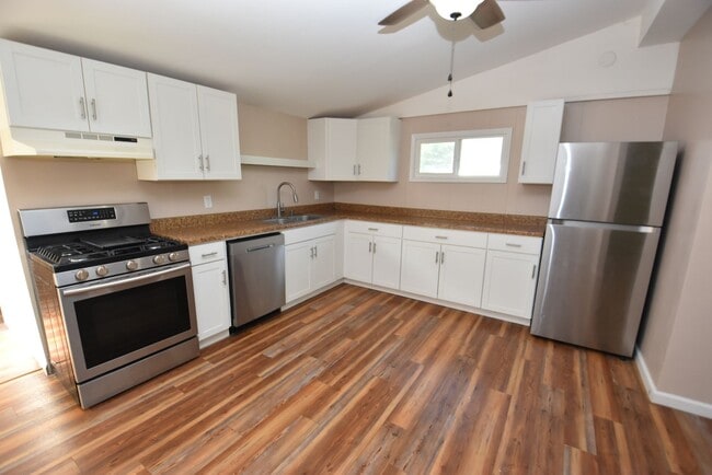 Building Photo - 4 bedroom 2 bath home close to UP Mall