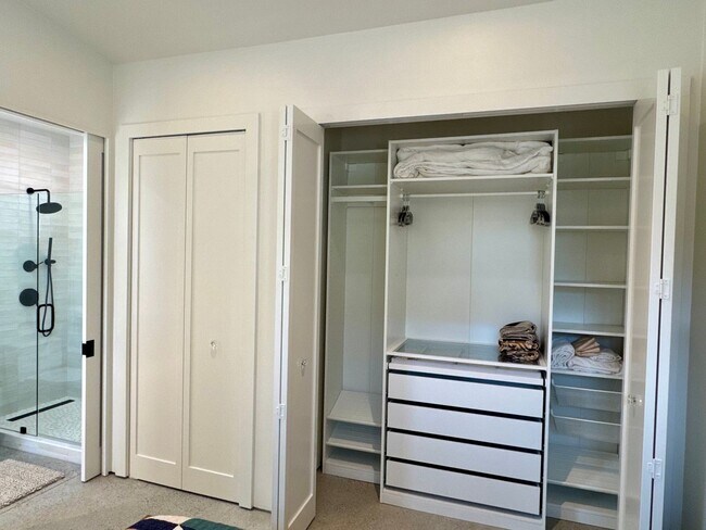 Building Photo - 1910 Raymond Ln