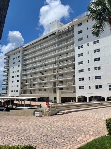 Building Photo - 1160 Hillsboro Mile Unit 904