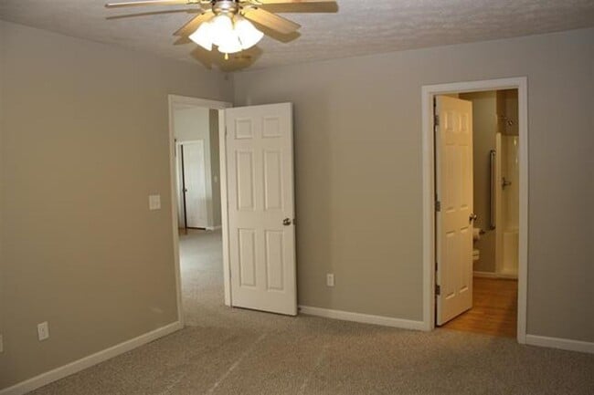 Building Photo - CUTE 3 BEDROOM IN COLONY PINES