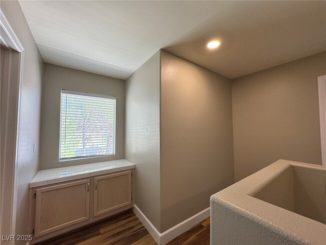 Building Photo - 910 Elegant Coral Ave