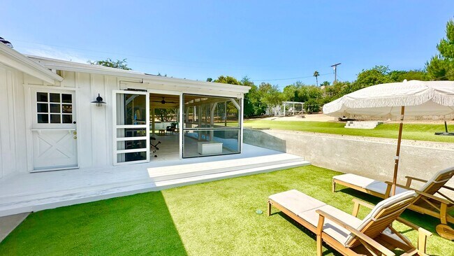 Building Photo - Beautifully Remodeled and Charming Country...