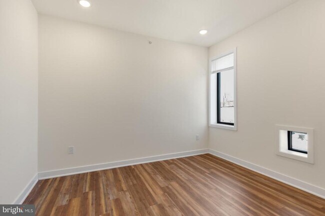 Building Photo - 2411 Kensington Ave