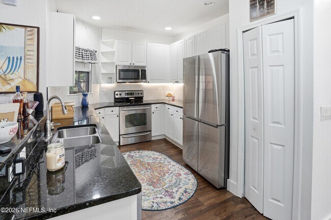 Building Photo - 450 La Travesia Flora