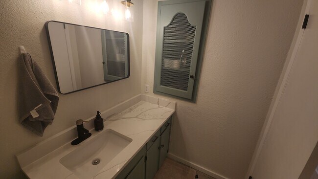 Building Photo - 1005 W MLK #B