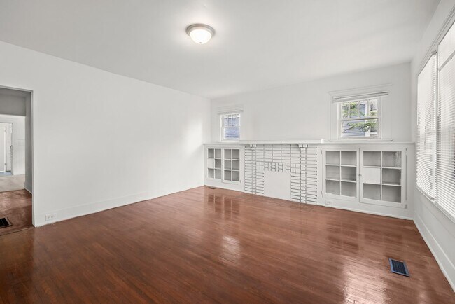 Building Photo - Charming 4 Bedroom, 2 Bathroom house