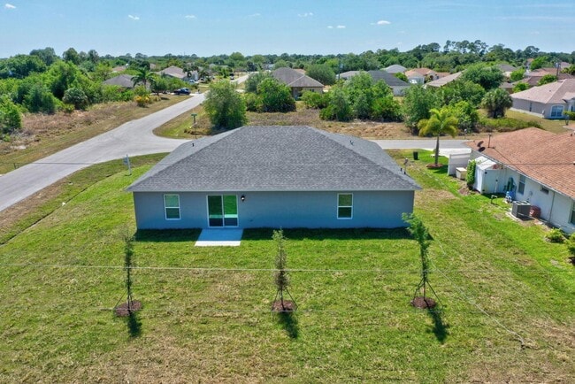 Building Photo - 799 SW Sardinia Ave