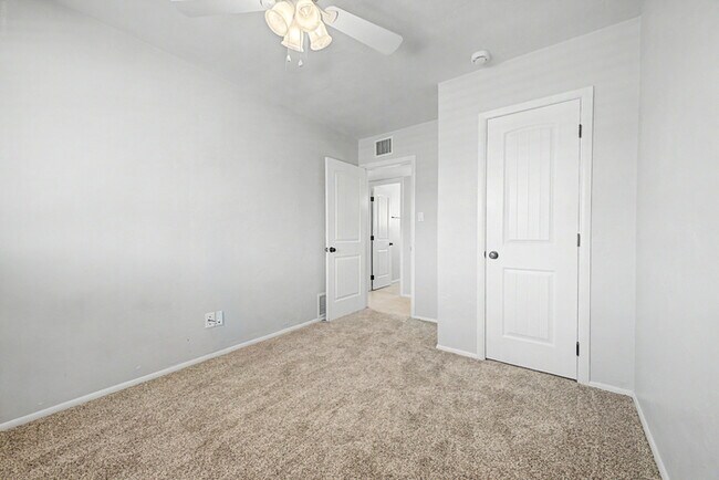 Building Photo - 2514 E Campbell Ave
