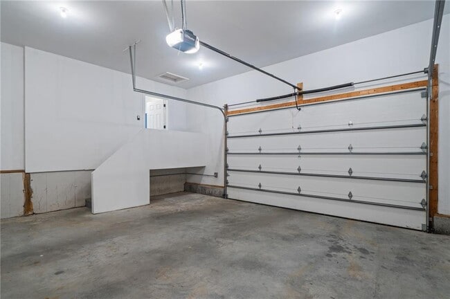 Building Photo - 20 Vanderbilt Ln