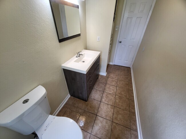 Building Photo - 1708 Kenyon St