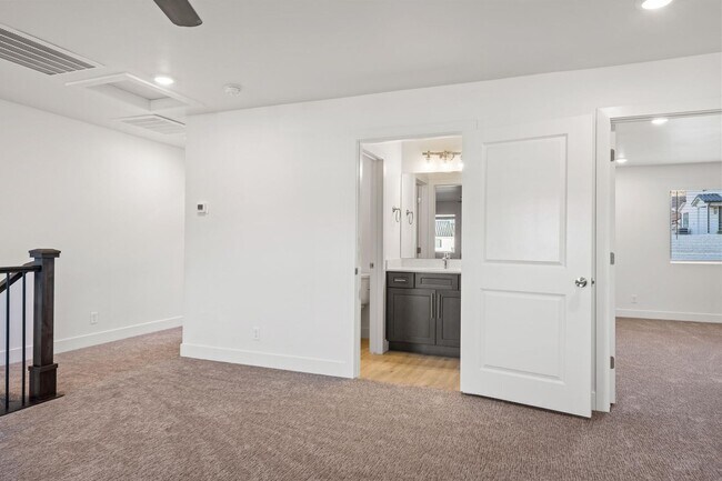 Building Photo - Beautiful 4 bedroom, 3.5 bathroom twin home in St George!