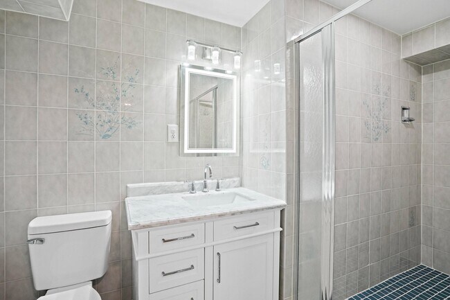 Building Photo - 6607 Lone Oak Dr