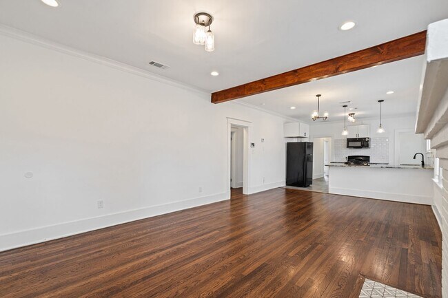 Building Photo - 930 N Evergreen St