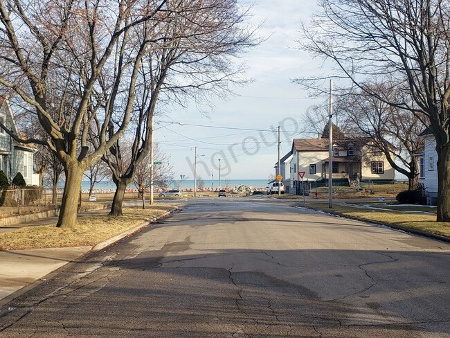 Building Photo - Near Lake Michigan!