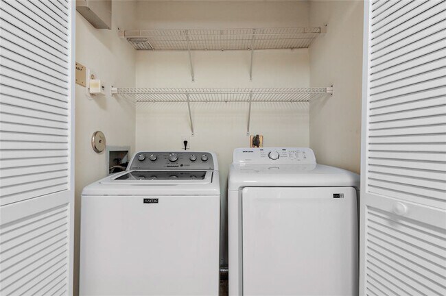 Building Photo - 7535 La Paz Blvd