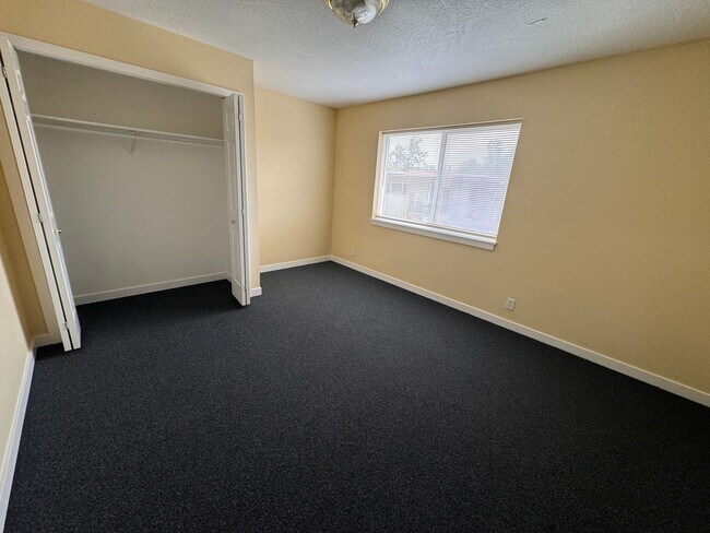 Building Photo - Blocks from UO! 2 large bedrooms 1.5 bath ...