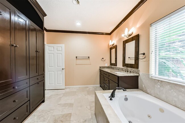 Building Photo - 2427 Shelby Park Dr