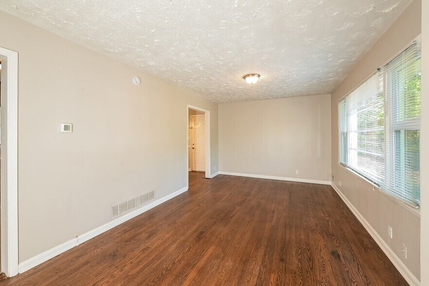 Building Photo - 2407 Oakridge Ct