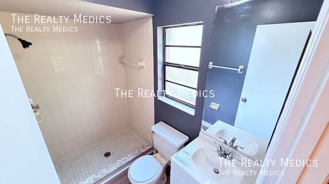 Building Photo - 104 E Osceola St