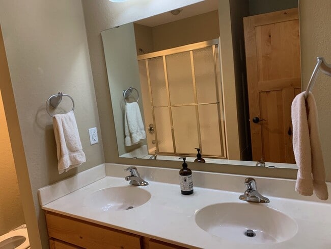Building Photo - Short Term Winter Rental - 3 Bed / 5 Bath ...
