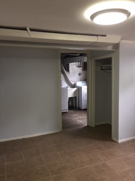 Building Photo - 633 N Nelson St