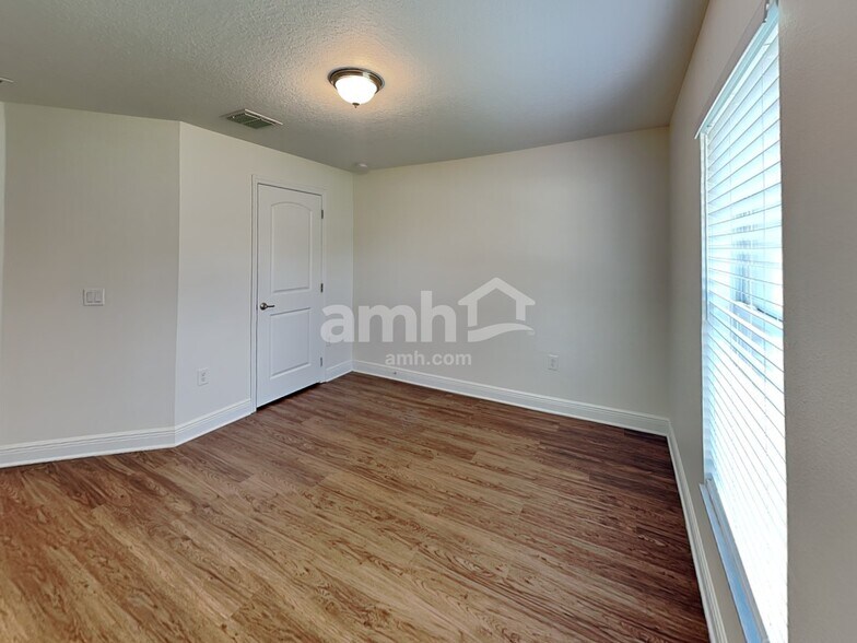 Building Photo - 2070 Big Buck Dr
