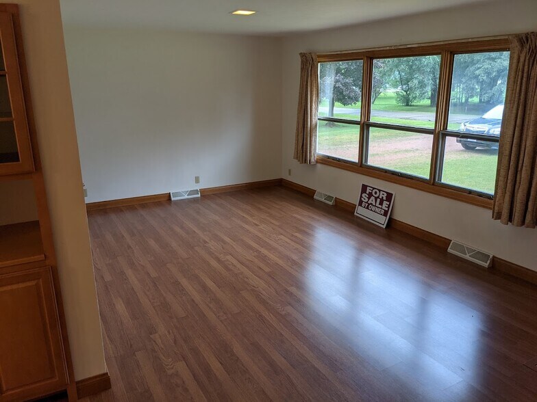 Large living room - 705 Taylor St