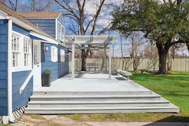 Building Photo - 801 Woodcrest Dr