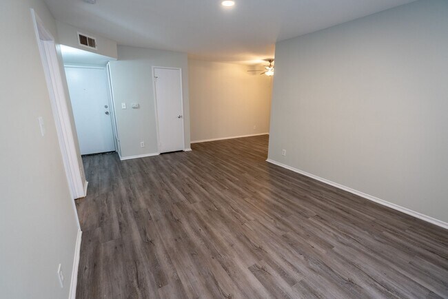 Interior Photo - 314 S Manhattan Pl