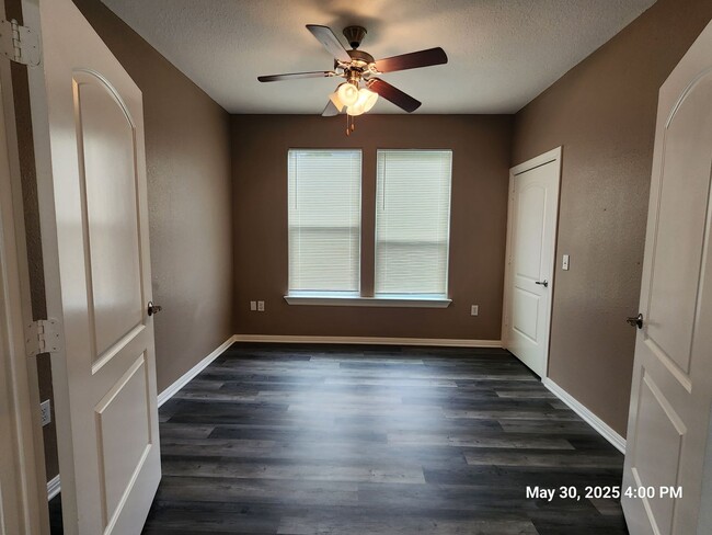 Building Photo - 3 bedroom / 2 bath in 77630. Immediate mov...
