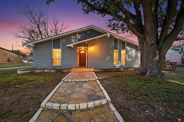 Building Photo - 4006 Mayflower Dr