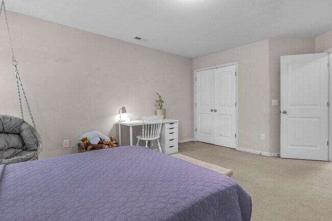 Building Photo - 4 bedroom 2.5 bathroom home close to beaches, shopping, and Marine Corps Bases.