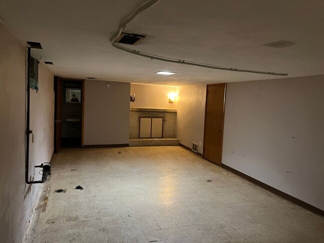 Building Photo - 2006 White St