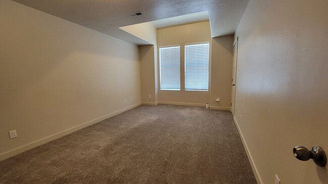 Building Photo - Dashing Edgewater Townhome