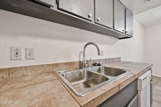 Building Photo - 5406 W Sheena Dr