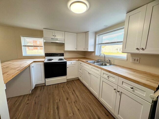 Building Photo - 165 N Hanover St