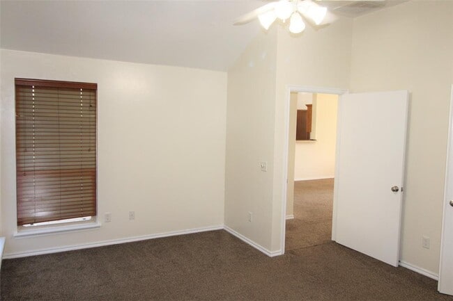 Building Photo - 512 Woodsong Dr