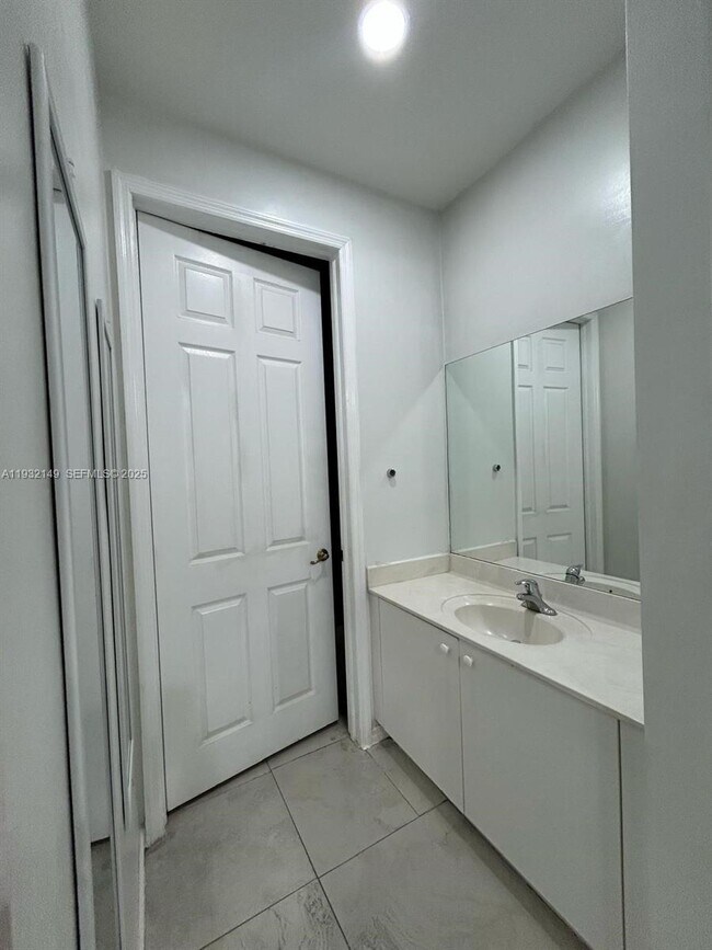 Building Photo - 4295 NE 10th Ct