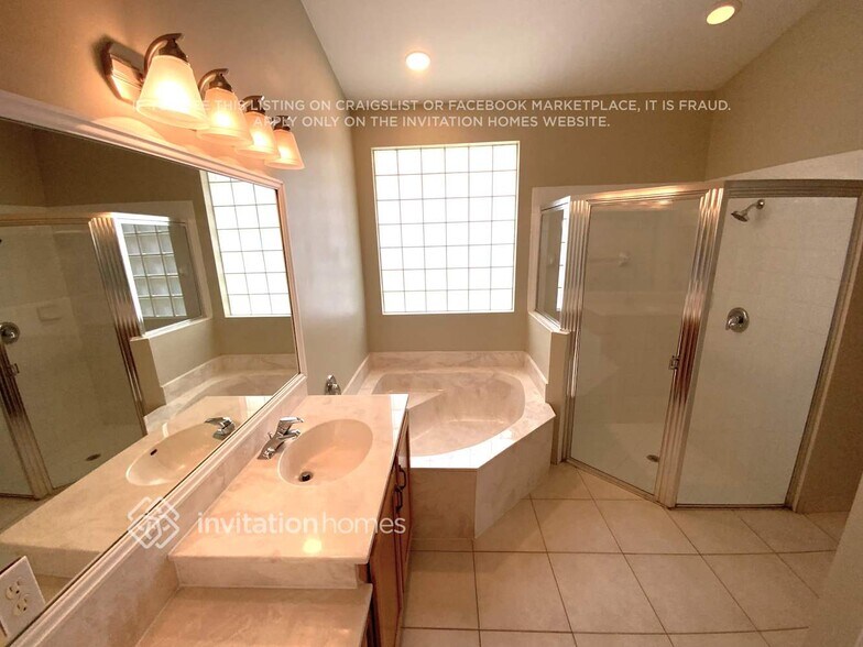 Building Photo - 9549 Lago Dr