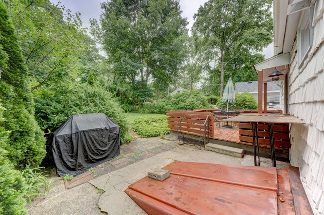 Building Photo - 285 Deepwood Dr
