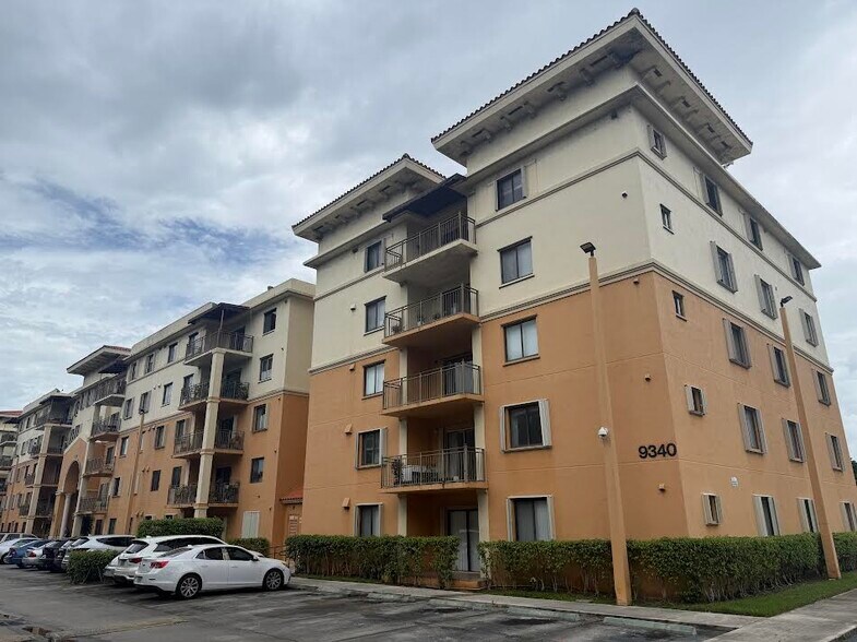 Building Photo - 9340 Fontainebleau Blvd