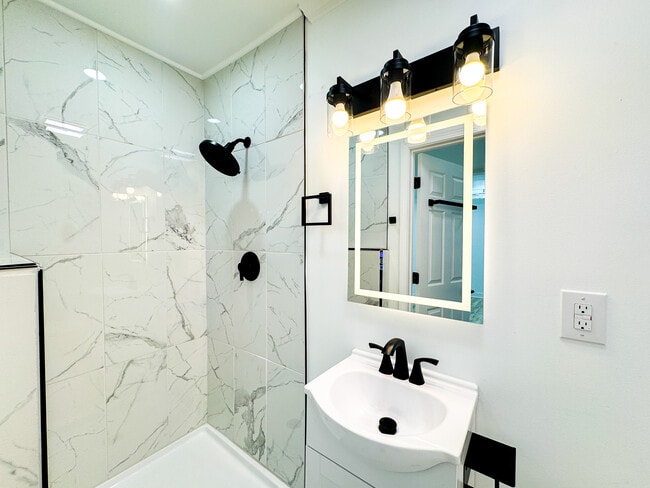 Building Photo - 711 W 44th St