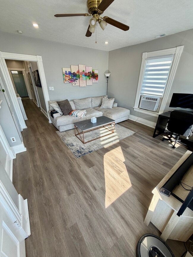 Building Photo - Eastern