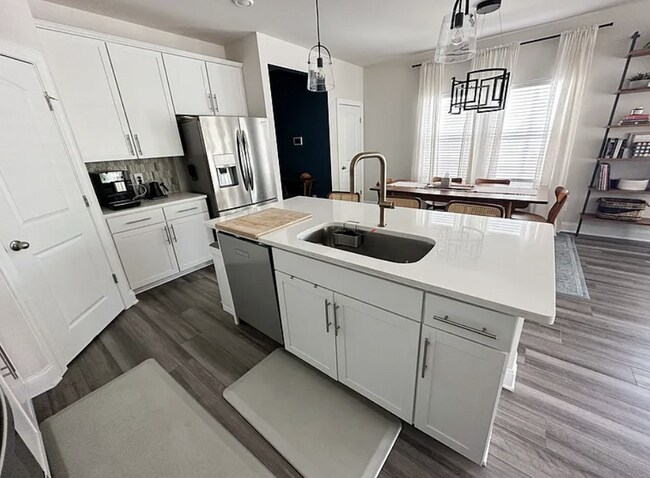 Building Photo - Spacious 4 Bedroom Home with Main-Level Primary and 2-Car Garage