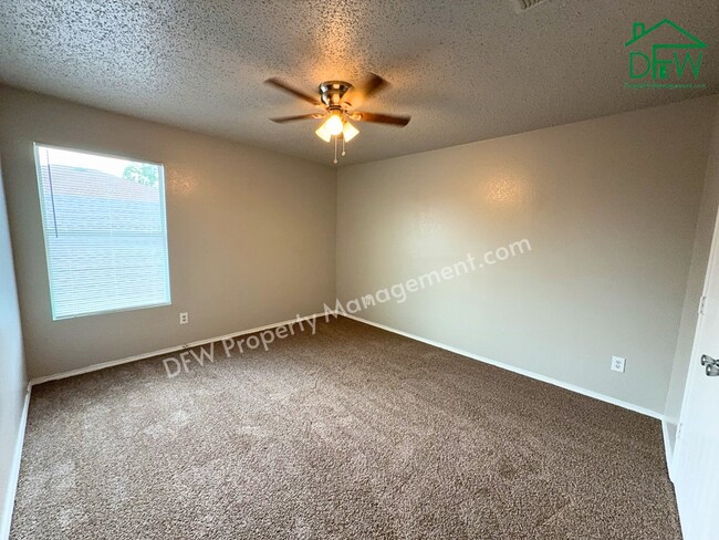 Building Photo - Spacious 4-Bedroom Home with Fireplace & Large Backyard in SW Fort Worth