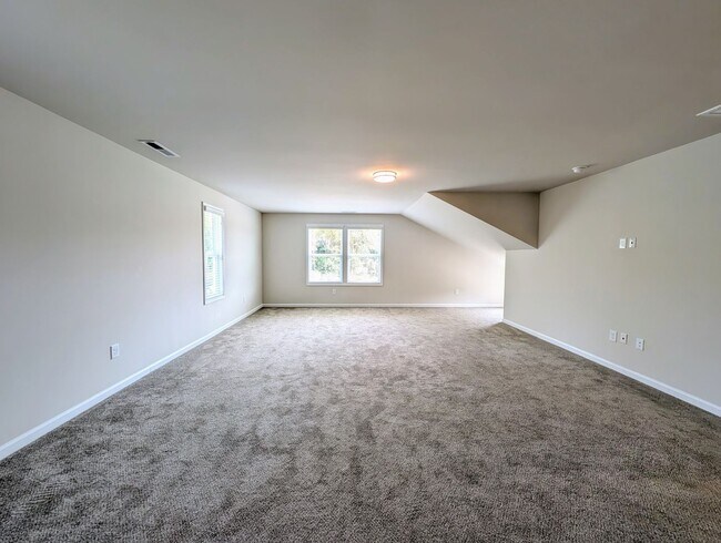 Building Photo - Stunning 4BR/3.5BA End Unit Townhome in Wa...