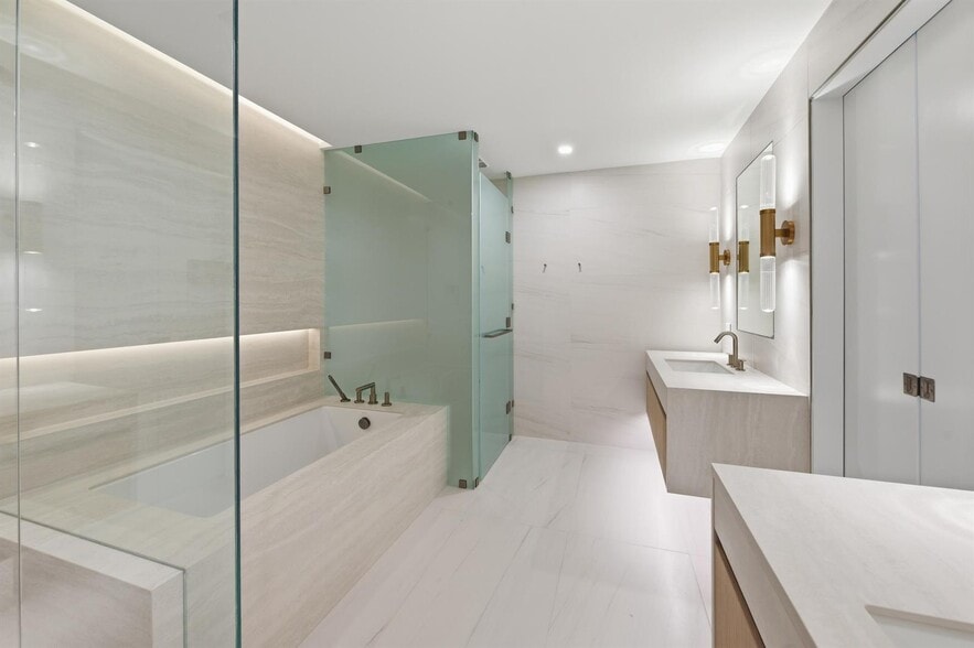 Building Photo - 900 N Ocean Blvd