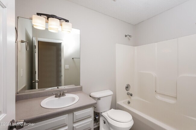 Building Photo - 523 River Oaks Dr
