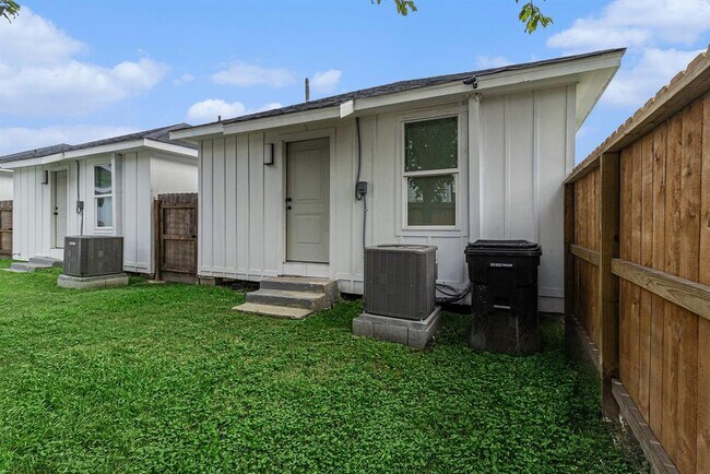 Building Photo - 4912 Lee St